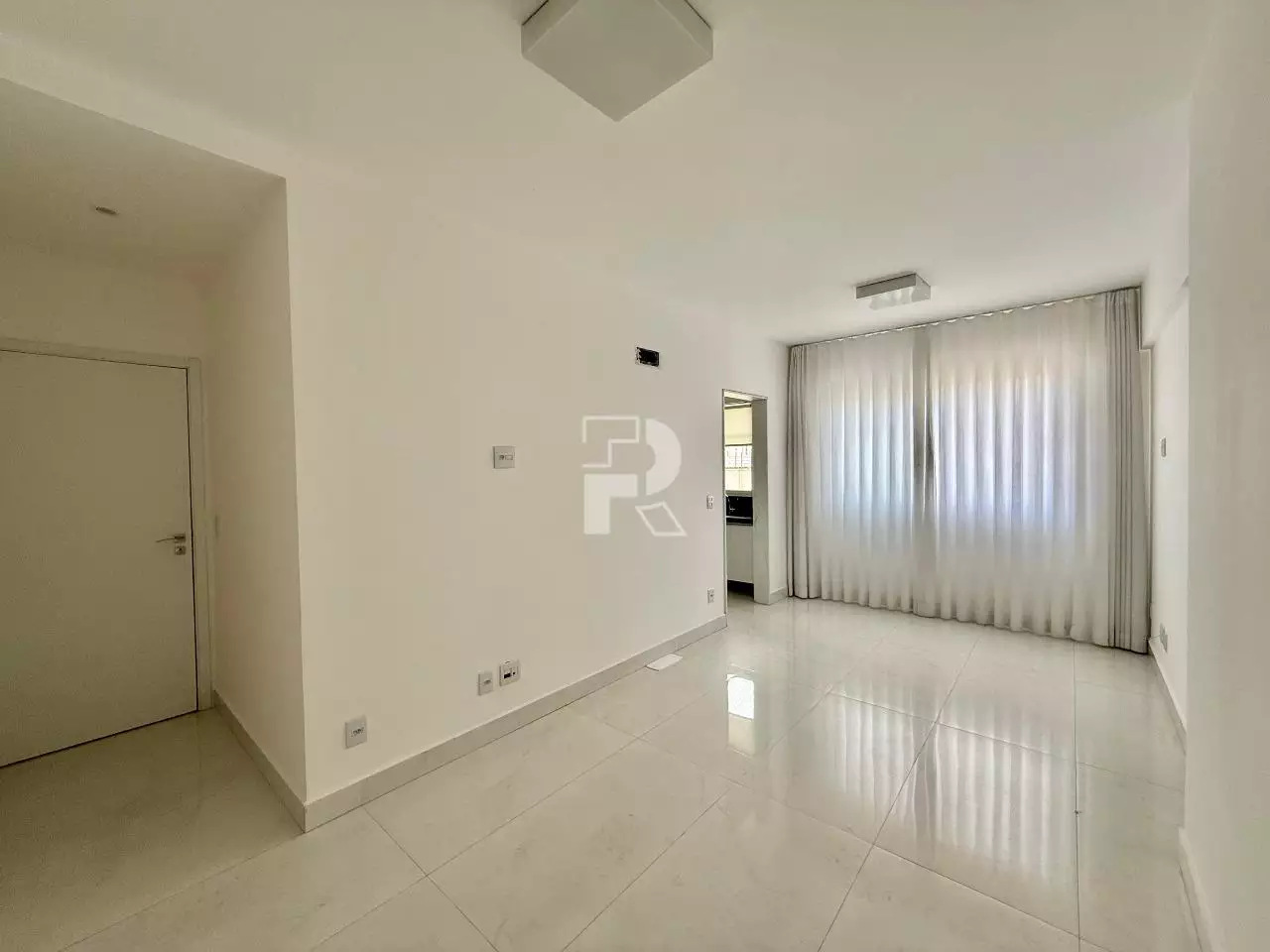 Apartamento 3 quartos para locação no Savassi, andar alto com 2 vagas