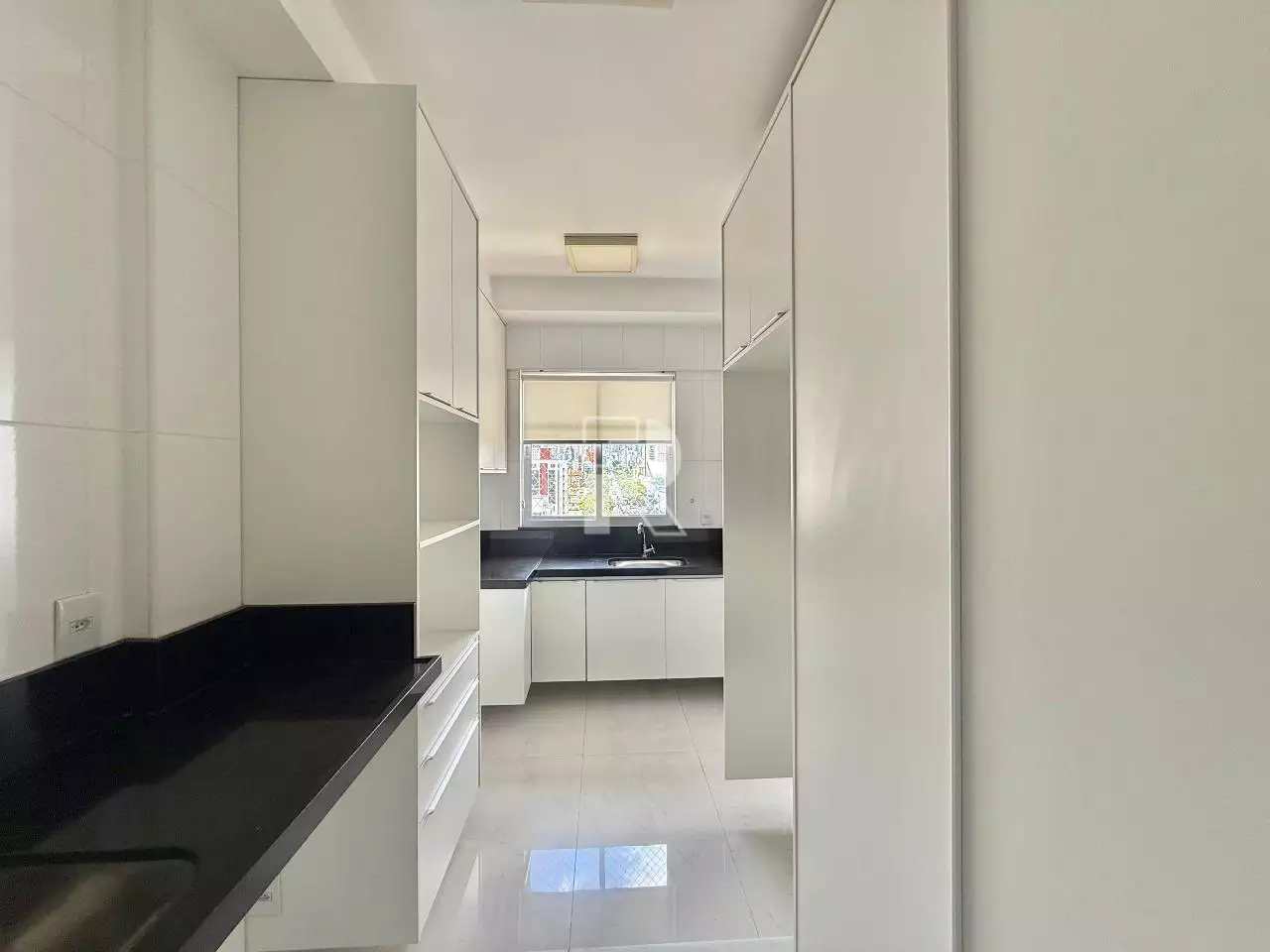 Apartamento 3 quartos para locação no Savassi, andar alto com 2 vagas
