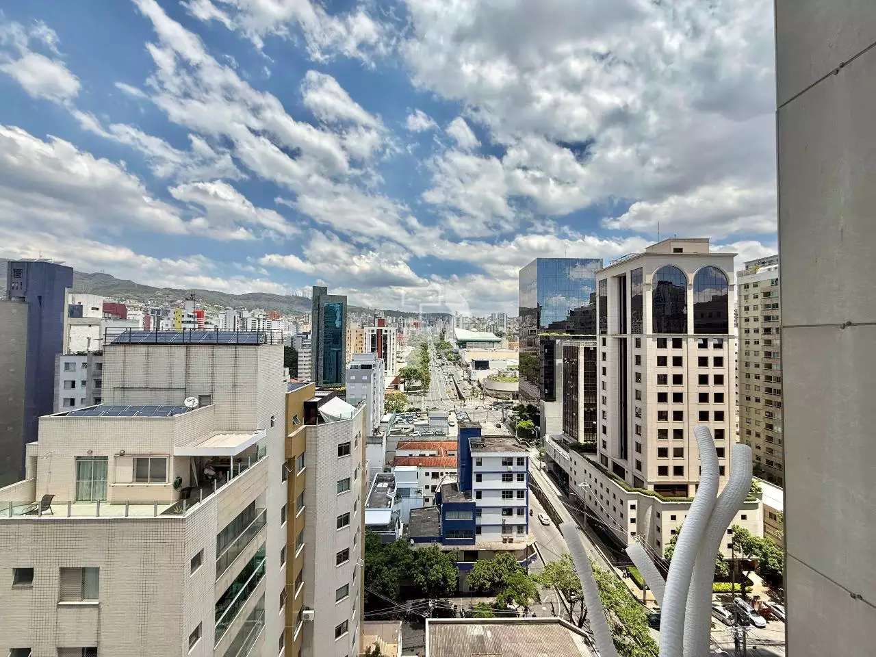 Apartamento 3 quartos para locação no Savassi, andar alto com 2 vagas