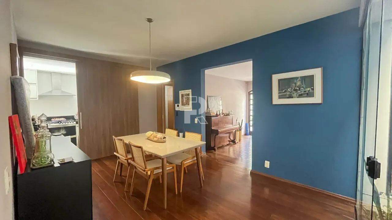 Casa triplex à venda na Serra – 3 suítes, 3 vagas!