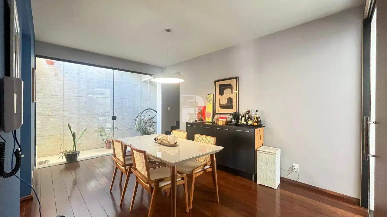 Casa triplex à venda na Serra – 3 suítes, 3 vagas!