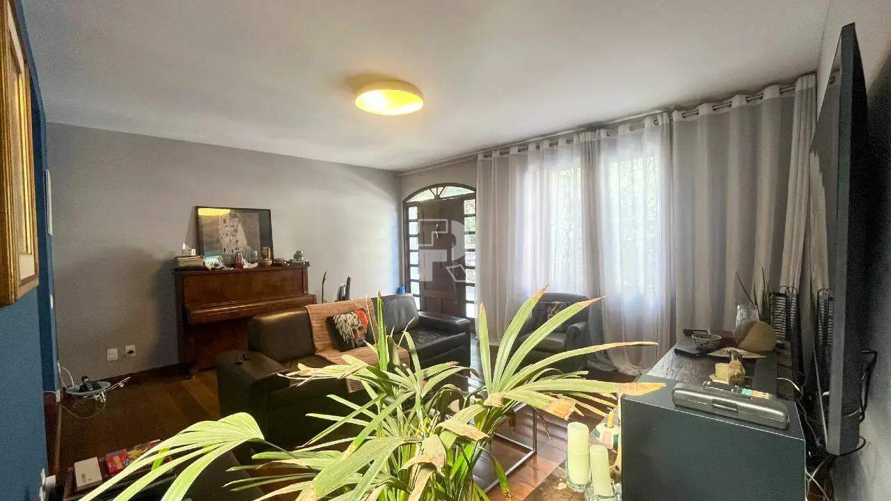 Casa triplex à venda na Serra – 3 suítes, 3 vagas!