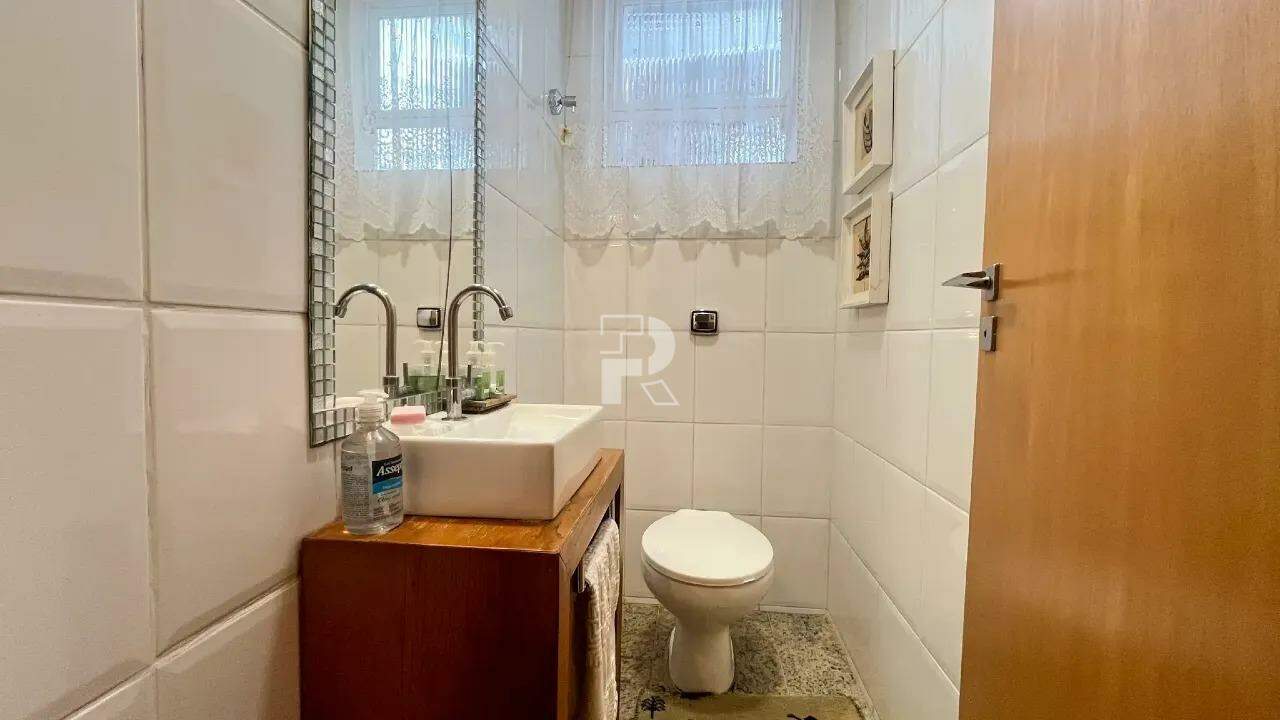 Casa triplex à venda na Serra – 3 suítes, 3 vagas!