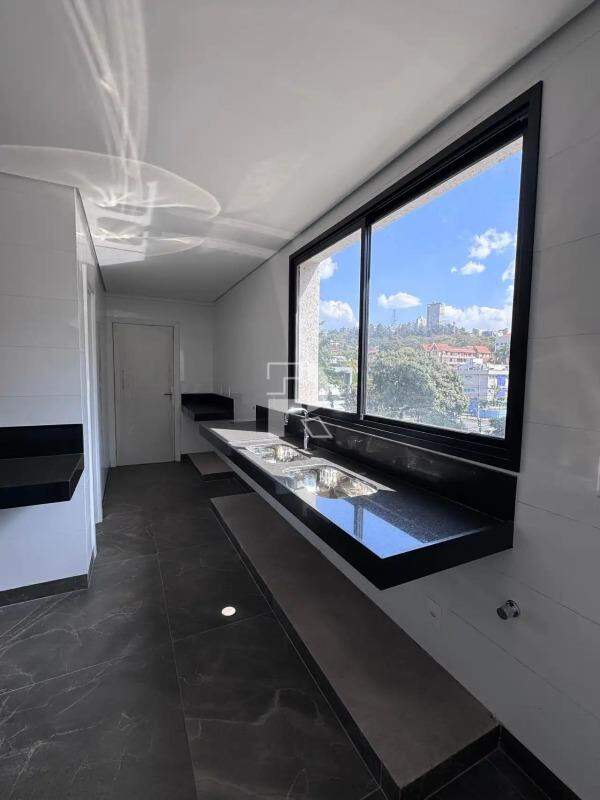 Apartamento de 205 m² no Lourdes, BH — 4 suítes, 4 vagas, frente, lazer completo