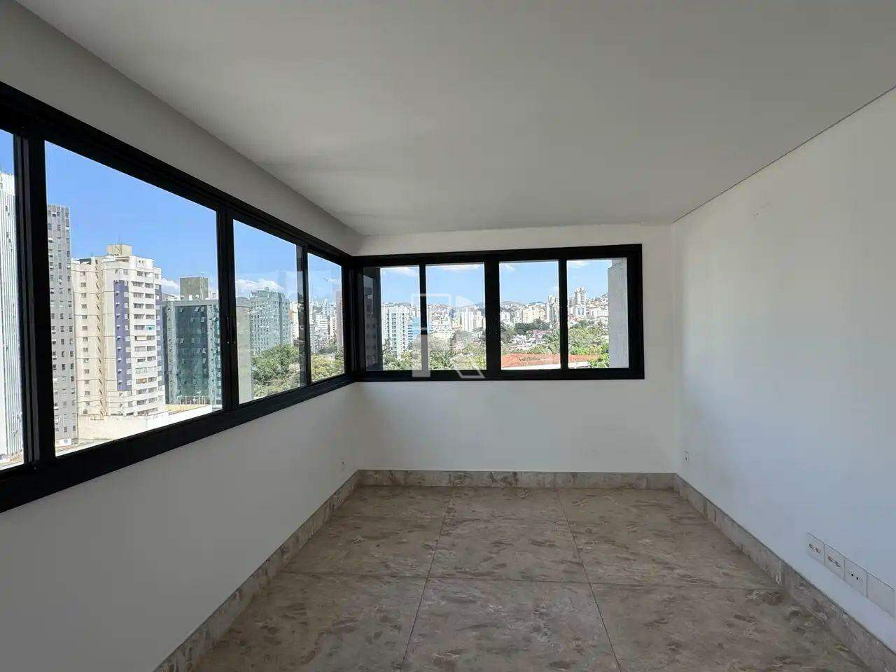 Apartamento de 205 m² no Lourdes, BH — 4 suítes, 4 vagas, frente, lazer completo