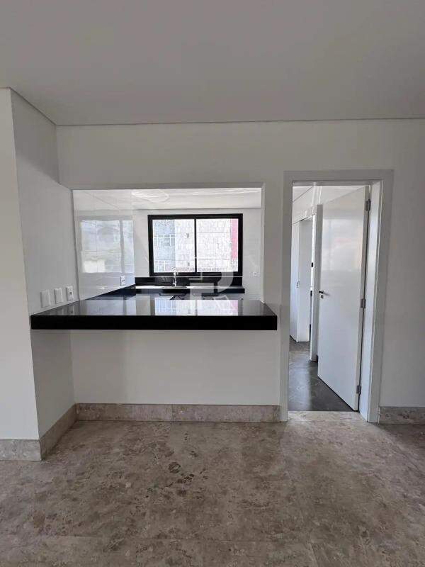 Apartamento de 205 m² no Lourdes, BH — 4 suítes, 4 vagas, frente, lazer completo