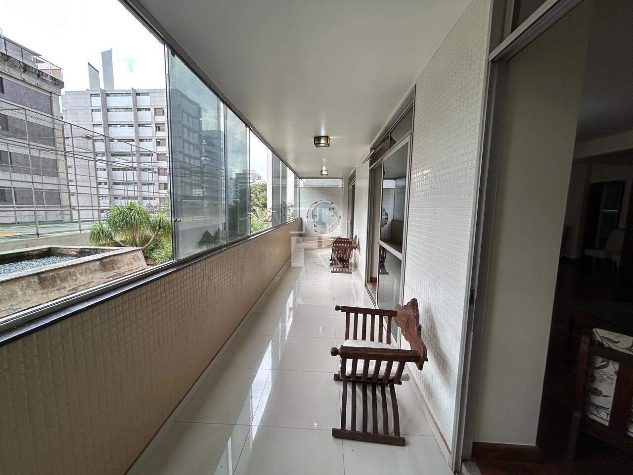 Apartamento na Serra – 4 Suítes, 4 Vagas, 300m² com Varanda Integrada