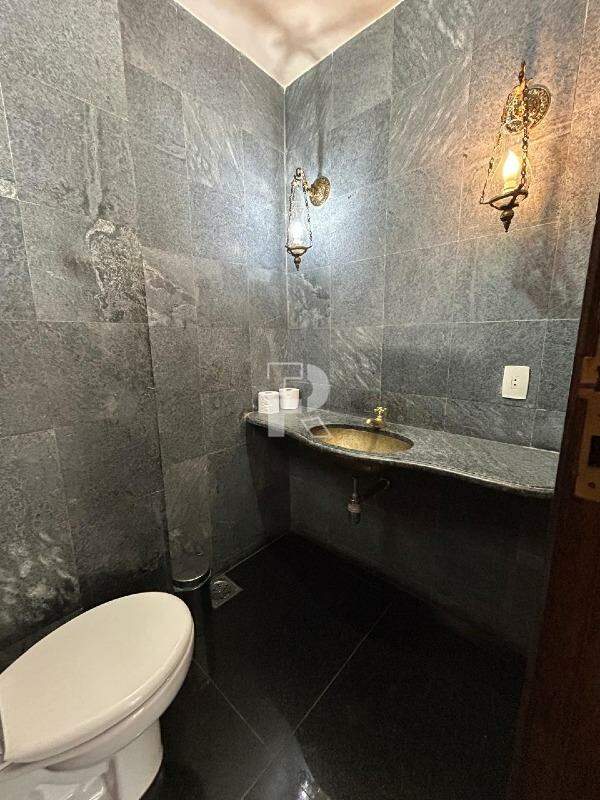 Apartamento na Serra – 4 Suítes, 4 Vagas, 300m² com Varanda Integrada