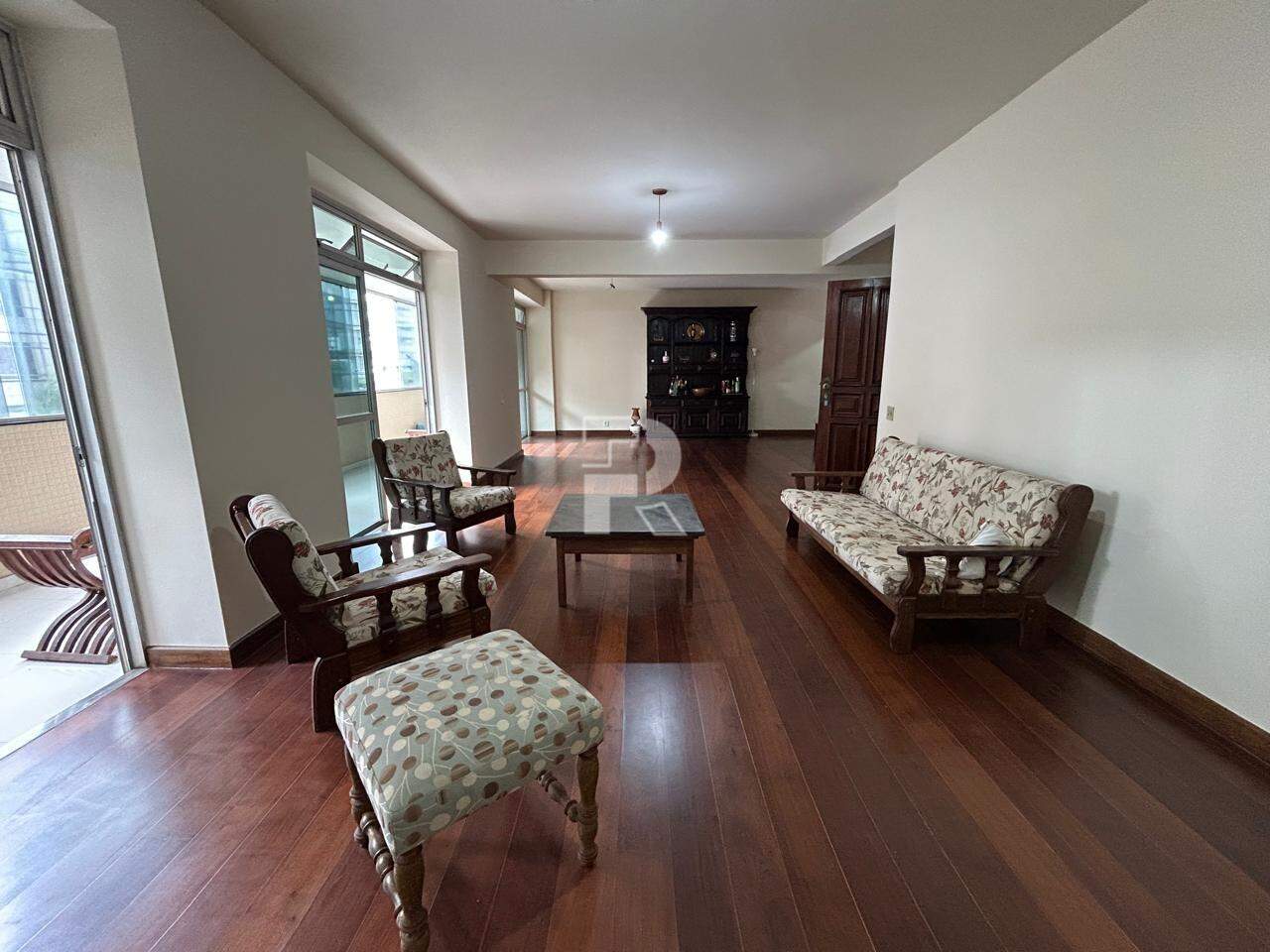 Apartamento na Serra – 4 Suítes, 4 Vagas, 300m² com Varanda Integrada