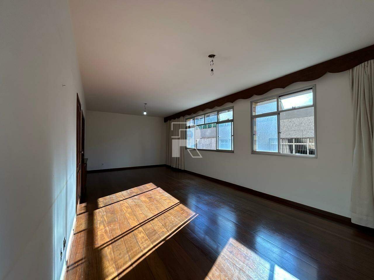 Anchieta | Amplo Apartamento com 4 Quartos (1 Suíte), DCE, 3 Vagas e 1 por Andar em Prédio Tradicional e Muito Bem Conservado
