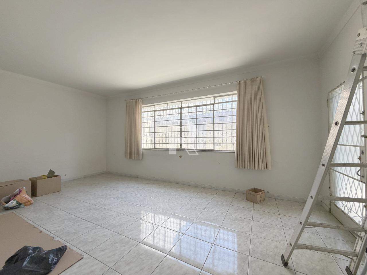 CASA 3 QUARTOS À VENDA – BAIRRO PRADO